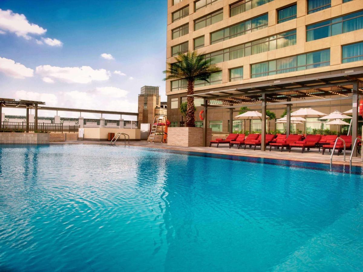 스위스오텔 알 구라이르 두바이 호텔 외부 사진 The swimming pool at the hotel