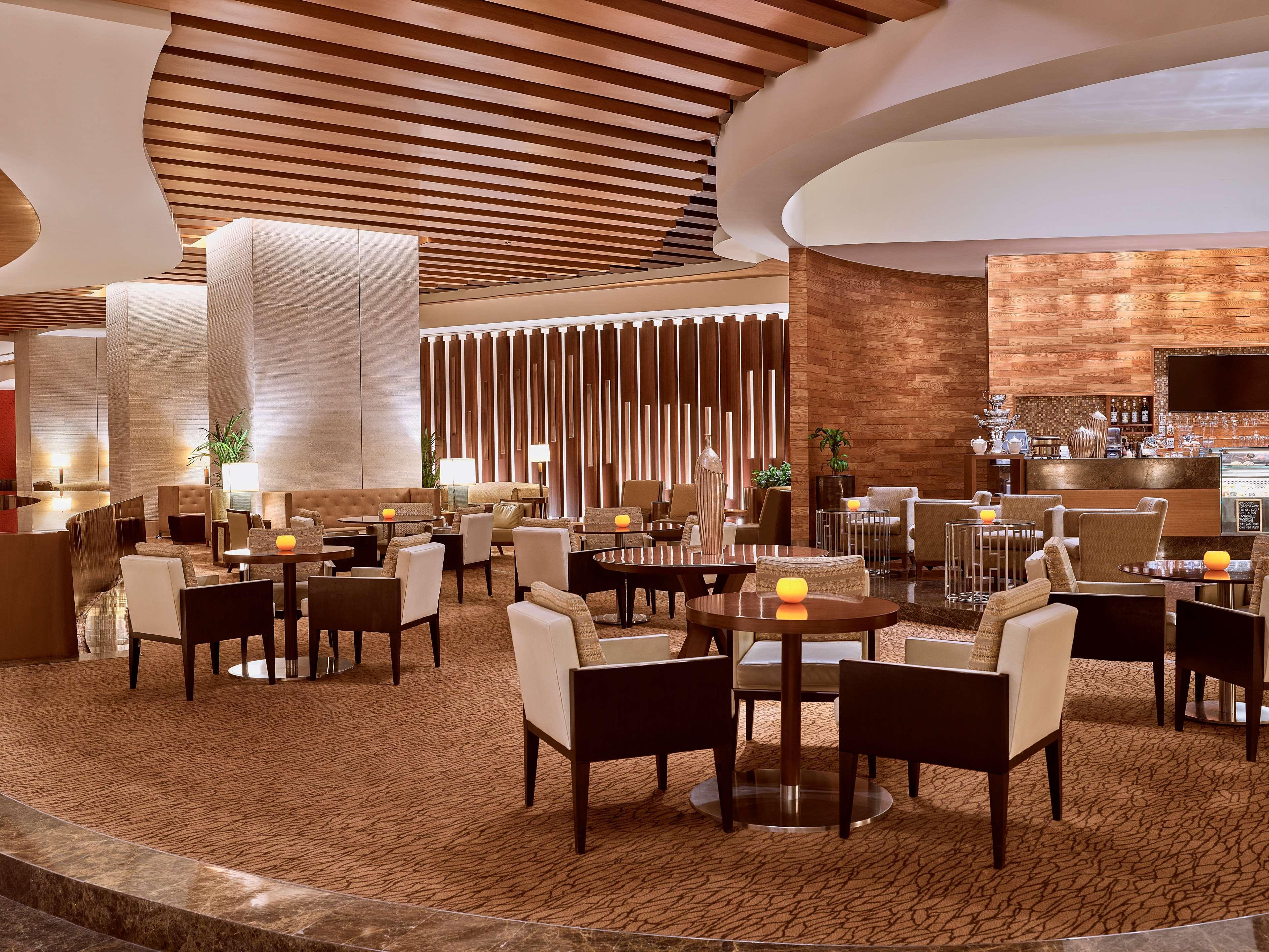 스위스오텔 알 구라이르 두바이 호텔 외부 사진 The Lounge at the airport
