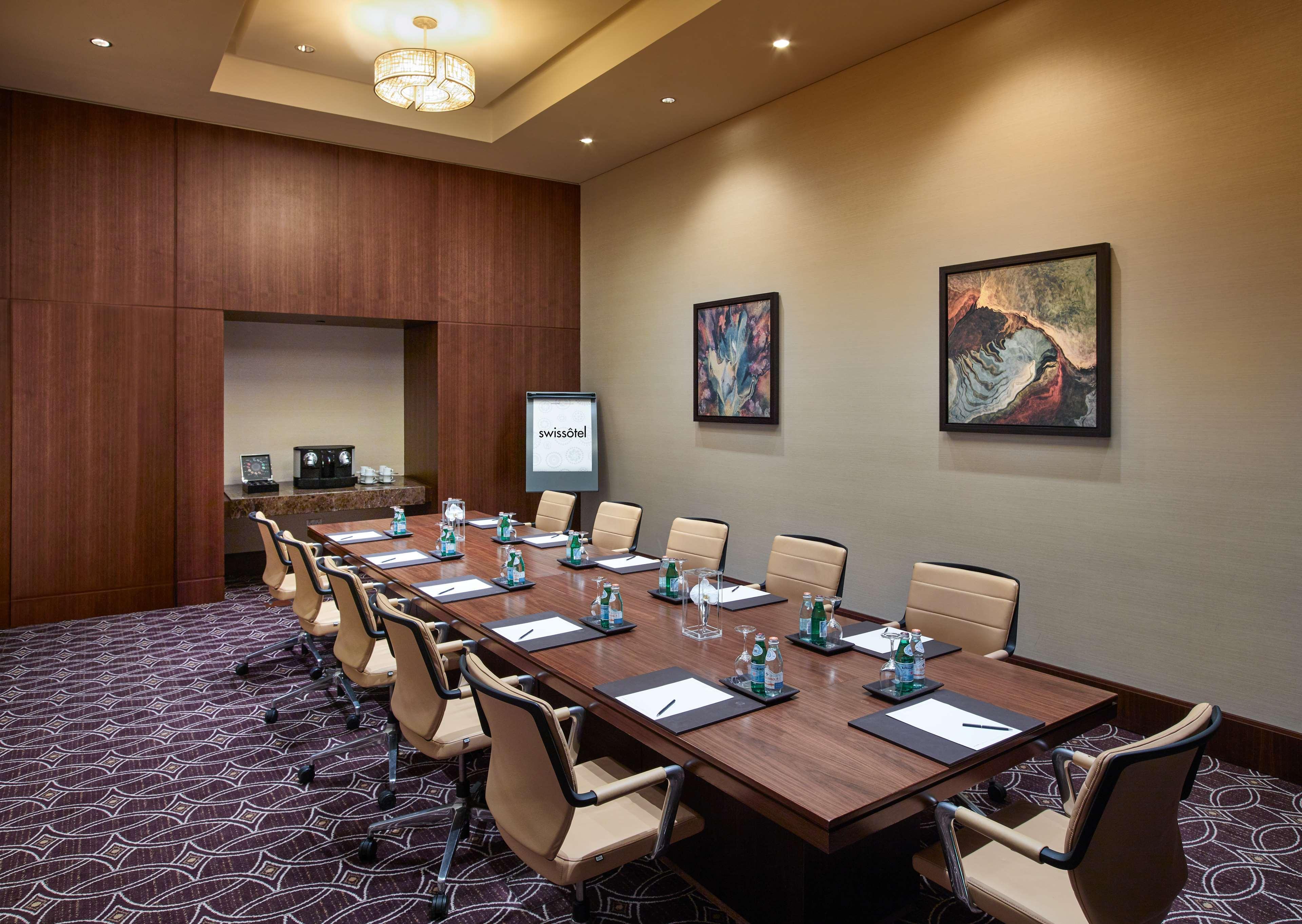 스위스오텔 알 구라이르 두바이 호텔 외부 사진 A boardroom at a hotel