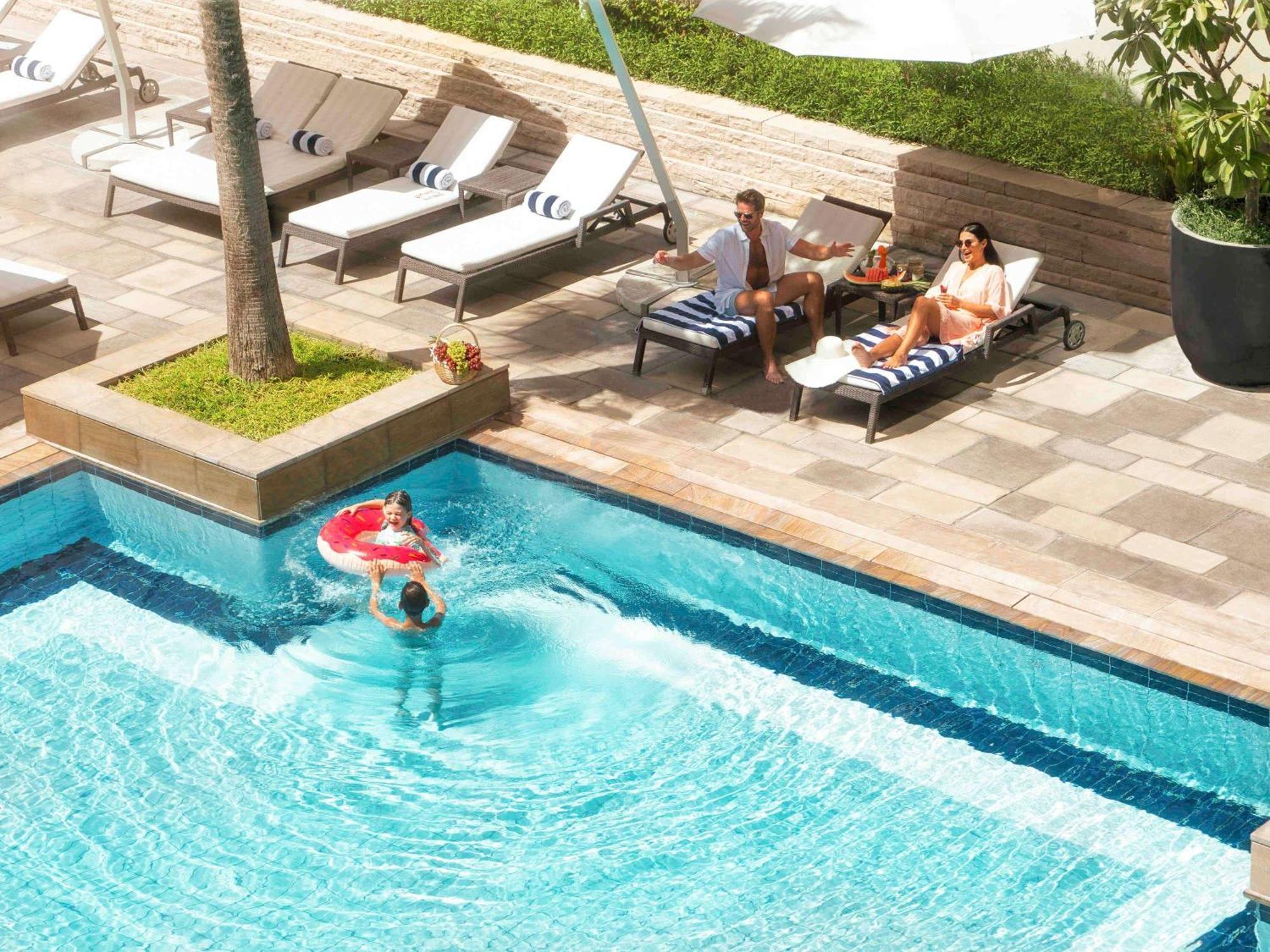 스위스오텔 알 구라이르 두바이 호텔 외부 사진 The pool at the Beverly Hills Hotel